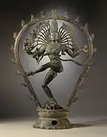 Trône à double lotus retenu, typique des bronzes Chola. Shiva Nataraja, Xe&nbsp;siècle.