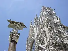 Une des deux louves siennoises devant la cathédrale.