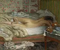 Tableau montrant un coin de chambre dans la pénombre, avec un grand lit et un fouillis de draps blancs où une femme est allongée sur le ventre, la tête sur ses bras, jambe gauche repliée sur l'autre.