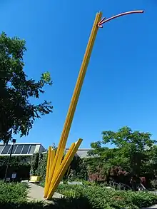 Sculpture extérieure de deux flèches