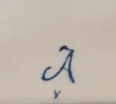 Signature d'Auguste Jean, A/V. Émail bleu sur faïence émaillée. Entre 1888 et 1896.