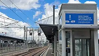 Signalétique voyageurs« Deux trains peuvent partir de la même voie ».