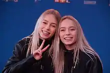 Lisa et Lena (17/06/2002), youtubeuses allemandes en 2016.