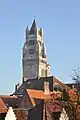 Le haut de la tour, dépassant des toits de Bruges.