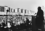 Le prince Bertil sur la place Skärholmstorget lors de son  discours d'inauguration le 9 septembre 1968.