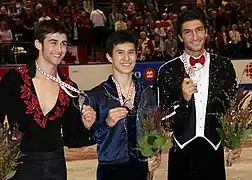Ryan Bradley sur le podium du Skate Canada 2008 avec Patrick Chan et Evan Lysacek.