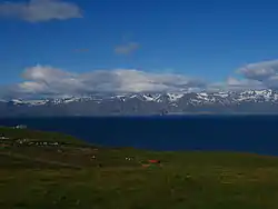 Vue de la Skjálfandi depuis la Tjörnes l'ouest avec la Flateyjarskagi au loin.