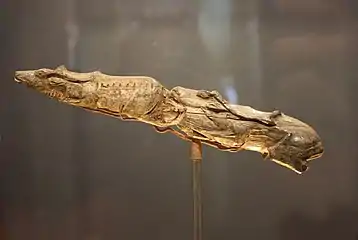 Salle 3. Ivoire sculpté d'un renne nageant, abri Montastruc, France, -13000 ans.