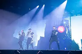 Smash Into Pieces interprétant Heroes Are Calling.