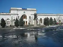 Avec sa statue de Chevtchenko.