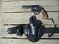 Révolver Smith & Wesson Modèle 10 ou 13 HB calibre .38 Special ou .357 Magnum utilisé à l'Office national des forêts avec un étui plastique en 2006.