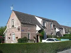 Des habitations groupées par deux.