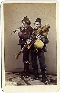 Giorgio Sommer (1834-1914), Zampognari, photographie colorisée à la main