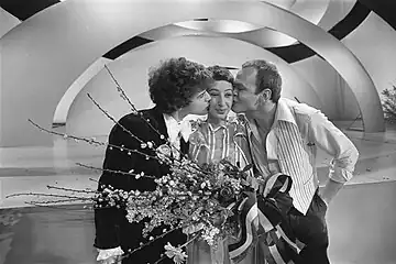 Heddy Lester félicitée par le compositeur (Frank Affolter&nbsp;(nl), à gauche) et l'auteur (Wim Hogenkamp&nbsp;(nl)) de sa chanson, après avoir remporté le Nationaal Songfestival de 1977.