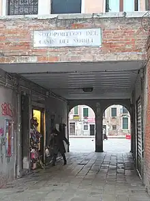 Sotoportego del casin dei Nobili (campo San Barnaba, Dorsoduro)