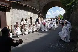Dans une rue de Nontron, les Soufflaculs forment deux rangs à la file indienne. Ils sont accroupis. Chacun vente les fesses de la personne devant lui avec son soufflet.