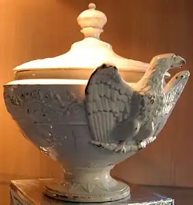 Soupière dite « de la Légion d'honneur », 1804, terre de pipe à glaçure plombifère.