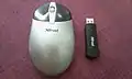 Une souris Trust avec son récepteur sans fil USB.
