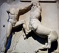 Sculpture en marbre carrée ; combat entre un homme et un centaure.