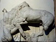 Sculpture en marbre carrée ; combat entre un homme et un centaure.
