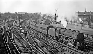 La 44686, système Caprotti, cheminée double et tablier relevé.