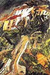 Route ou pont jaune montant parmi les masses sombres des arbres vers des maisons claires en haut d'une colline.