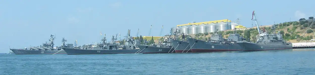 Navires de la flotte de la mer Noire de la fédération de Russie en 2007, à quai à Sébastopol.