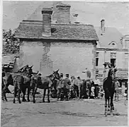 Spahis dans la cour du château.