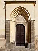 Entrée de la collégiale.