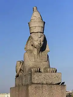 L'un des deux sphinx égyptiens sur le quai.