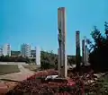Le monument à Rade Končar dans le parc commémoratif de Šubićevac (sr) à Šibenik (premier plan)