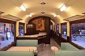 Intérieur, en direction du bar et de la cuisine.