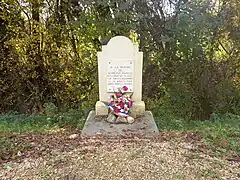 Stèle en bordure de la D104.