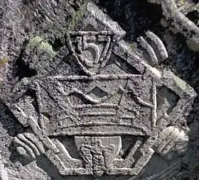 Bas-relief portant l'insigne du 157e RAP.