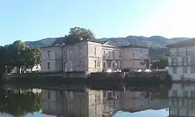 Le château des vicomtes du Couserans réunit différents services publics.