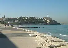 Vue de l'église et de son clocher à côté du couvent au-dessus de la rade.