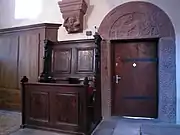 Stalles (XVIIIe siècle) ; corbeau roman ; porte encastrée (XVIIe siècle)