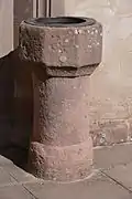 Bénitier du milieu du Moyen Âge.