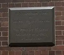 Première pierre avec inscriptions sur la façade, en décembre 2022.