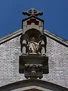 Sculpture de Jésus-Christ surmontant la façade principale, en décembre 2022.