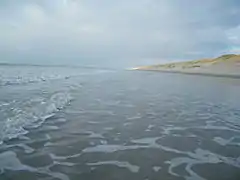 Des kilomètres de plage de sable fin accessible après avoir parcouru un sentier de près de 4 km.