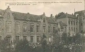 Premier bâtiment des classes avenue des Nerviens en 1907.