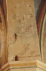 Premiers sondages archéologiques dans la couche d'enduit du XIXe siècle.