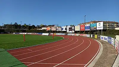La piste d’athéisme entourant le terrain.