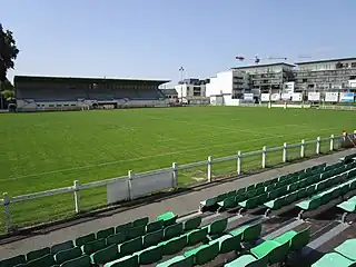 Intérieur du stade Tonnellé avec vue sur la tribune principale