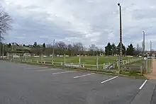 Terrain de football derrière un parking