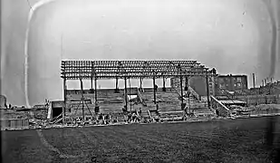 Agrandissement du stade du Red Star et construction de la nouvelle tribune d'honneur sur le côté ouest du stade de Paris à Saint-Ouen le 17 octobre 1922, appelée aujourd'hui tribune "Rino Della Negra".