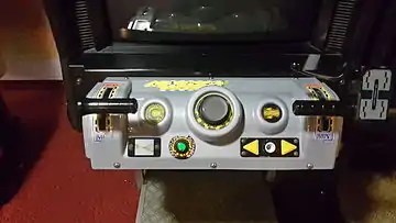  Système de commande du jeu Star Wars: Racer Arcade composé d'une base grise et d'une manette de chaque côté.