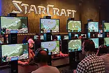 Des hommes face à de nombreux écrans.