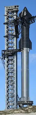 Le deuxième étage Starship S20 et le premier étage Super Heavy B4 sur le pas de tir.